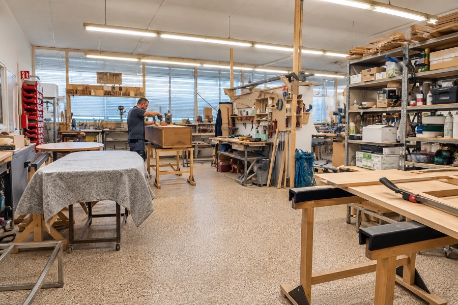 Werkstatt der Ricon Manufaktur in Cunewalde mit Tischler bei der Arbeit