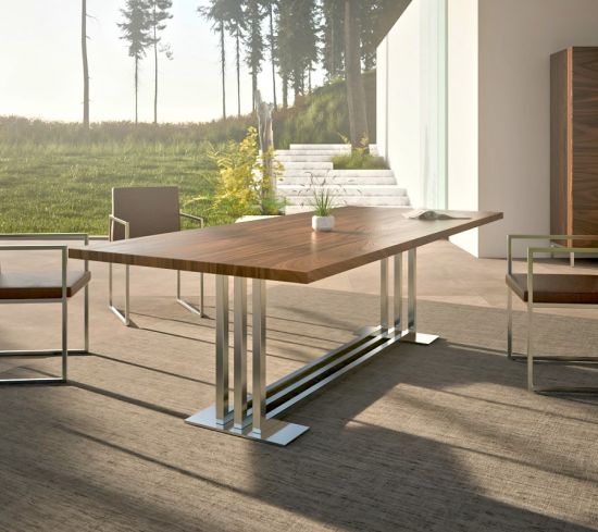 Moderner Maßtisch aus massiver Eiche und einem stabilen Stahlrahmen Gestell