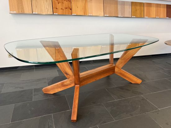 Hochwertiger Esstisch Vaduz mit Massivholzgestell und schicker Glasplatte nach Maß gefertigt