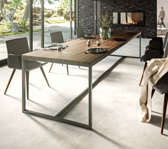 Filigraner Esstisch Bari aus Massivholz mit Metallgestell nach Mass gefertigt