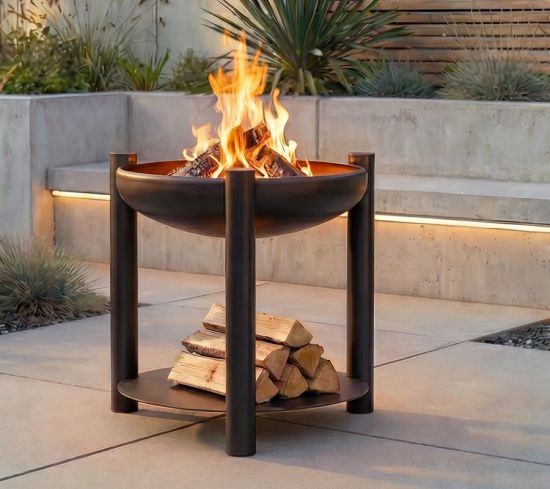 Feuerschale aus Stahl mit Rundfüßen und Querstrebe