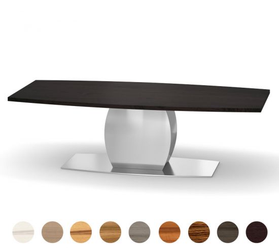 Tisch mit Holzbohlen und Metallsäule für den Außenbereich